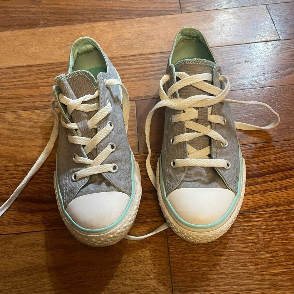 Gray and blue kids converse